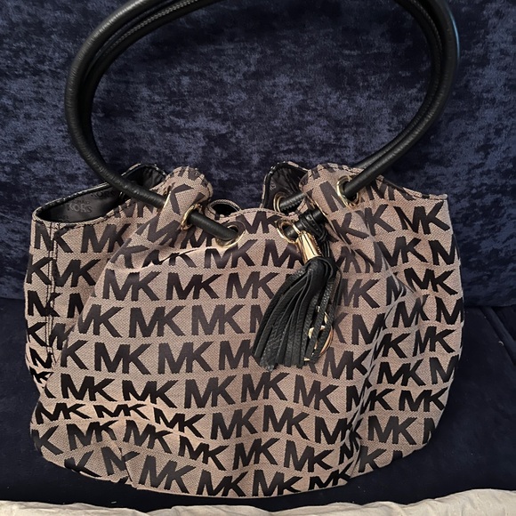 Michael kors round handled hobo handbag - Picture 3 of 7